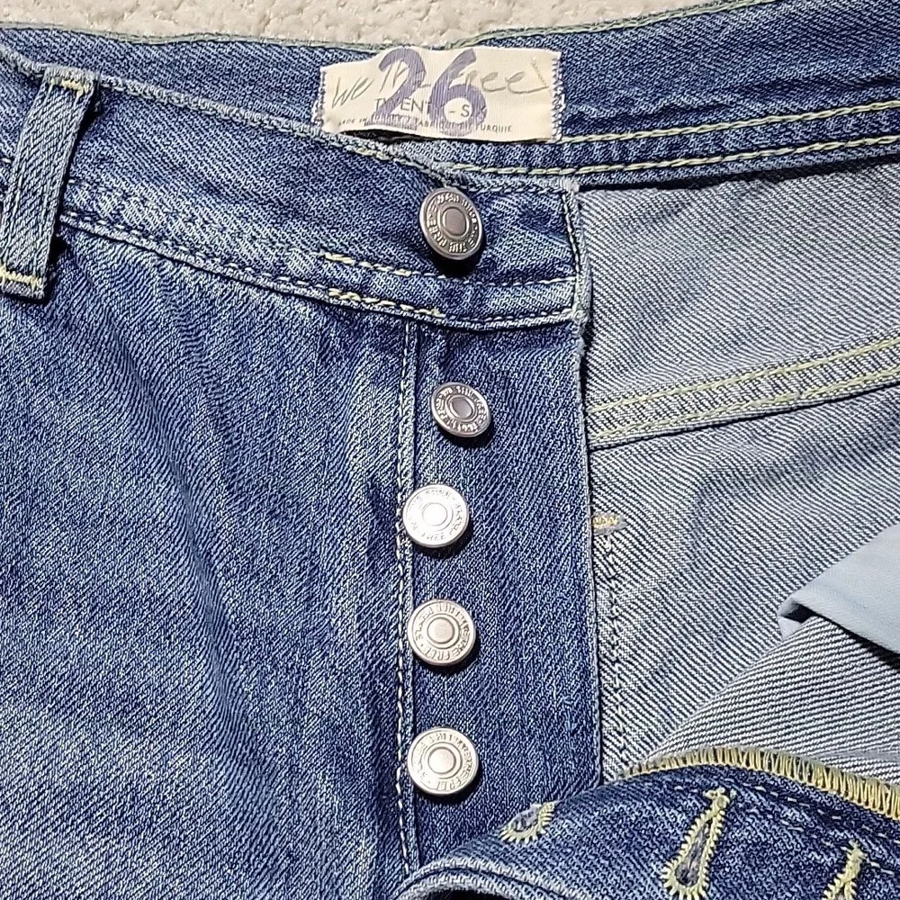 NWT- FREE PEOPLE -Stylish Blue Frayed Hem Cropped Jeans. Sz 26 - Picture 10 of 10